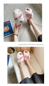 Dettaglio che mostra la consistenza delle pantofole incrociate in peluche rosa e bianche