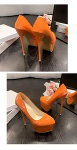 Nahaufnahme der leuchtend orangefarbenen Plateau-Stilettos aus Lackleder mit 16 cm Absatz