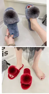 Chaussons confortables en fausse fourrure avec pompons géants en rouge et gris