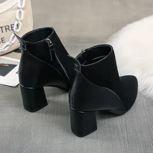 Detailansicht eleganter schwarzer Stiefeletten mit spitzer Kappe und Blockabsatz für Damen