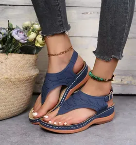 Detailansicht der blauen, bestickten Keilsandalen für Damen mit Schnallendetail