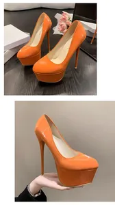 Detailansicht der sexy 16 cm orangefarbenen Plateau-High-Heel-Stilettos aus Lackleder