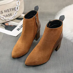 Detailansicht von braunen Wildleder-Stiefeletten mit spitzer Kappe und Blockabsatz