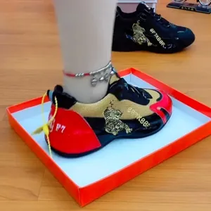 Chunky-Sneaker mit Tiger-Stickerei in Schwarz-Gold-Rot mit atmungsaktivem Mesh-Obermaterial