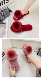 Pantoufles élégantes en fausse fourrure avec de gros pompons en rouge et rose poudré