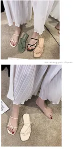 Primo piano di infradito flat alla moda da donna disponibili in vari colori estivi