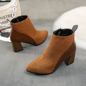 Detailansicht brauner spitzer Stiefeletten mit Wildleder- und Leder-Materialmix