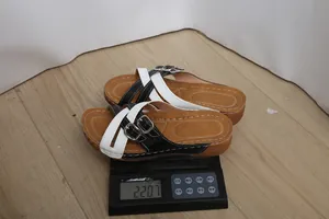 Close-up detail shot showing the lightweight 220.7g black and white wedge sandal