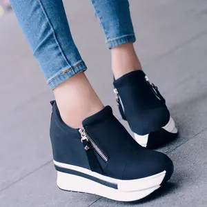 Zapatillas con plataforma negra para mujer con cremallera lateral y suela gruesa