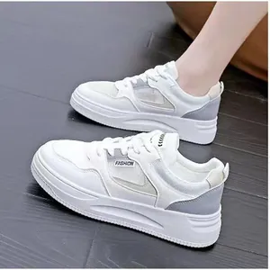 Detailansicht der weißen Plateau-Sneaker für Damen mit Mesh und grauen Akzenten
