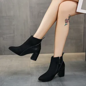 Seitenansicht der schwarzen Damen-Stiefeletten mit Blockabsatz und spitzer Form