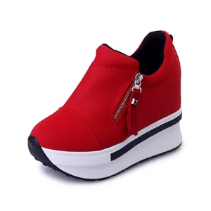Elegantes zapatillas con plataforma rojas y cuña con cremallera lateral mujer