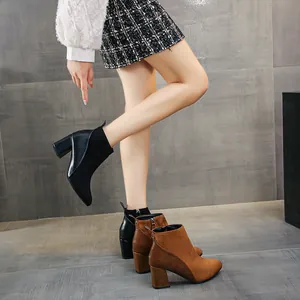 Seitenansicht von Damen-Stiefeletten mit spitzer Zehenpartie und Blockabsatz in Schwarz.