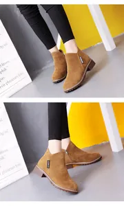 Détail des bottines en daim marron avec fermeture éclair latérale et talon moyen