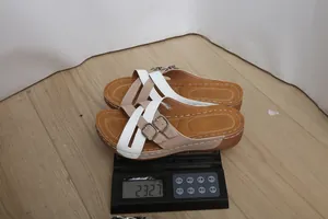 Detail view of a lightweight cross-strap wedge sandal weighing 232.7g on a scale