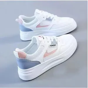 Detailansicht der atmungsaktiven weißen Sneaker mit blau-rosa Farbakzenten