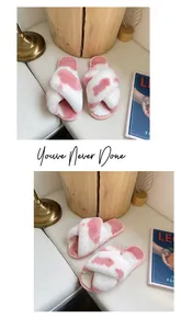 Pantofole in peluche rosa e bianco con cinturini incrociati, mostrate da diverse angolazioni