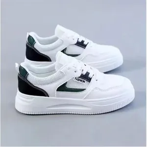 Nahaufnahme von stilvollen weißen atmungsaktiven Sneakers mit dicker Sohle und grünen Akzenten