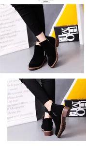 Vue détaillée des bottines noires en daim mat avec bout rond et talon bloc moyen