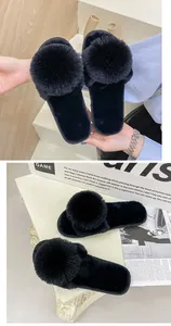Vue détaillée montrant la texture en peluche et le grand pompon en fourrure des pantoufles.