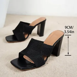 Dettaglio sabot neri in maglia con tacco a blocco e specifica altezza 9 cm
