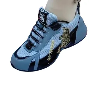 Atmungsaktive grau-schwarze Dad-Schuhe mit goldener Tigerstickerei und Mesh-Obermaterial