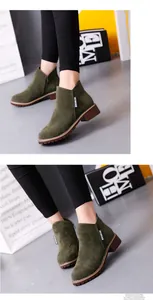 Vue détaillée de bottines en daim vert olive avec talon carré et fermeture éclair.