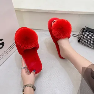 Pantoufles en fausse fourrure rouge vif avec détail de grand pompon doux pour femme