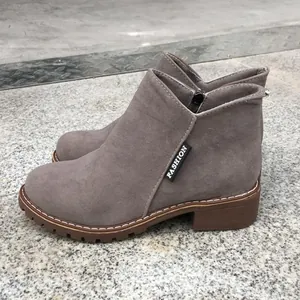 Vue latérale détaillée des bottines Martin en daim gris avec talon épais et fermeture