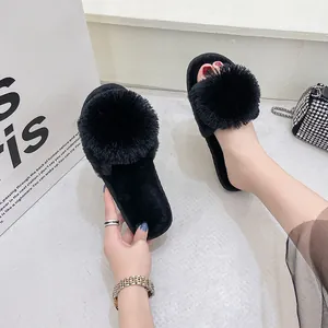 Pantoufles noires élégantes avec pompon en fausse fourrure et design à bout ouvert