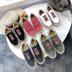 Vue de dessus de cinq mocassins plats ajourés et respirants pour femmes