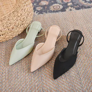 Λεπτομερής προβολή μυτερών παπουτσιών slingback σε μέντα, μπεζ και μαύρο χρώμα.