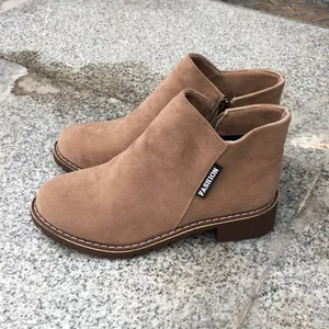 Vue latérale de bottines en daim givré kaki avec un design à bout rond