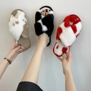 Comode pantofole invernali in peluche con cinturini incrociati nei colori rosso, nero e beige