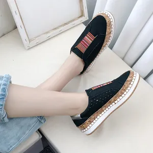 Vue détaillée des chaussures plates ajourées noires pour femmes avec semelle en liège.