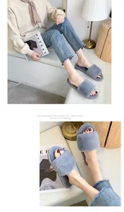 Gros plan sur des claquettes en fausse fourrure grise dans un décor d'intérieur cosy.