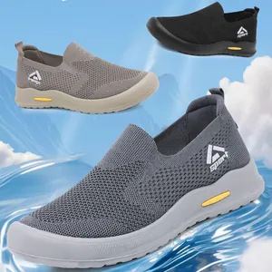 Vue détaillée de chaussures de marche légères et respirantes pour hommes en trois couleurs