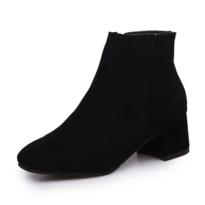 Eleganti stivaletti in pelle scamosciata nera con tacco medio largo e zip laterale