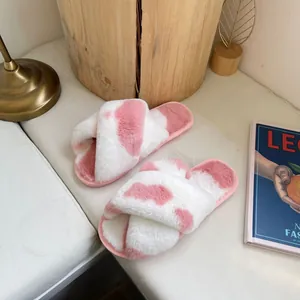 Morbide pantofole in peluche rosa e bianco con cinturini incrociati per interni