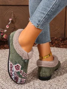 Elegant embroidered fleece-lined winter snow boots for women in green ethnic floral style