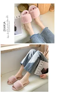 Détail de la texture en fausse fourrure rose sur des pantoufles d'intérieur élégantes et douces
