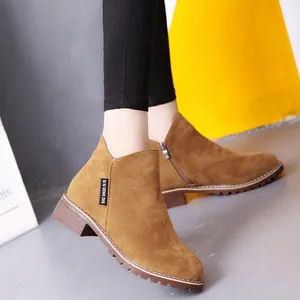 Bottines en daim marron pour femmes avec bout rond, fermeture éclair et talon bloc.