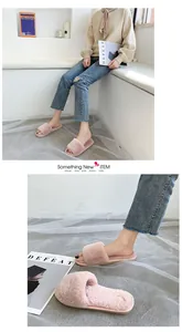 Gros plan sur des chaussons douillets en fausse fourrure rose portés à la maison