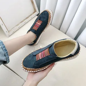 Vue détaillée de mocassins plats perforés pour femmes avec bande élastique colorée.