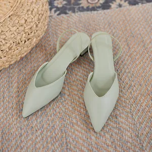 Κομψά μυτερά φλατ παπούτσια slingback σε πράσινο του φασκόμηλου με χαμηλό τακούνι