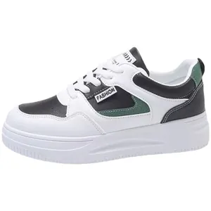 Moderne Damen-Sneaker mit dicker Sohle in Weiß und Schwarz mit grünen Akzenten