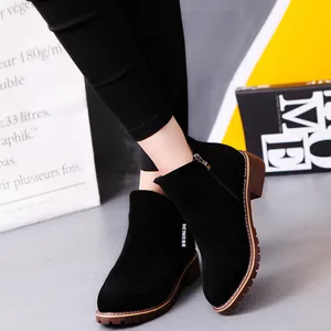 Bottines élégantes en daim noir pour femmes avec bout rond, talon moyen et zip latéral