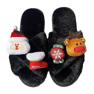 Dettaglio delle pantofole natalizie nere in peluche con ciondoli di Babbo Natale