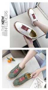 Vue détaillée de mocassins plats perforés pour femmes en blanc et vert olive.
