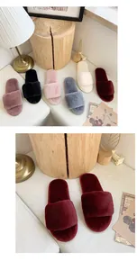 Détail de chaussons d'intérieur ouverts en fausse fourrure bordeaux pour femmes